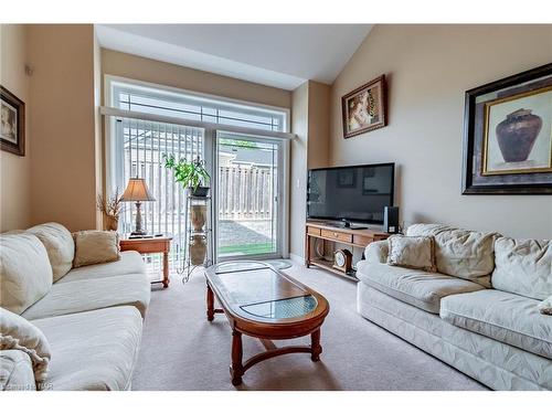 15-4300 Kalar Road, Niagara Falls, ON - Indoor Photo Showing Living Room