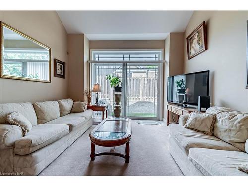 15-4300 Kalar Road, Niagara Falls, ON - Indoor Photo Showing Living Room