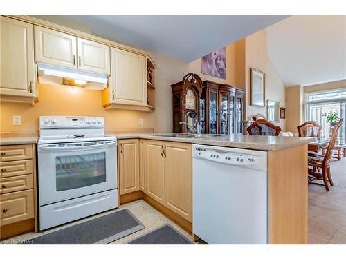 15-4300 Kalar Road, Niagara Falls, ON - Indoor Photo Showing Kitchen