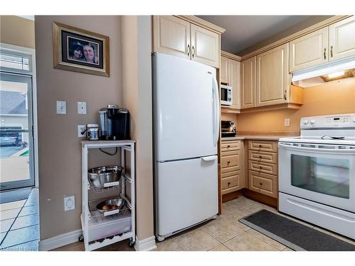 15-4300 Kalar Road, Niagara Falls, ON - Indoor Photo Showing Kitchen