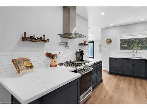 2722 Red Maple Avenue, Jordan, ON - Indoor Photo Showing Kitchen With Upgraded Kitchen