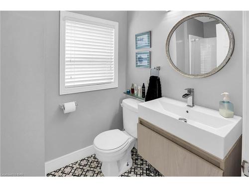 2722 Red Maple Avenue, Jordan, ON - Indoor Photo Showing Bathroom