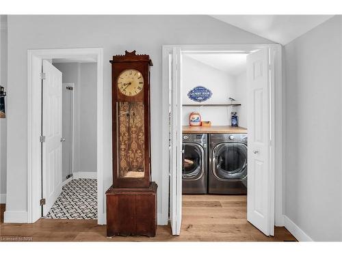 2722 Red Maple Avenue, Jordan, ON - Indoor Photo Showing Laundry Room