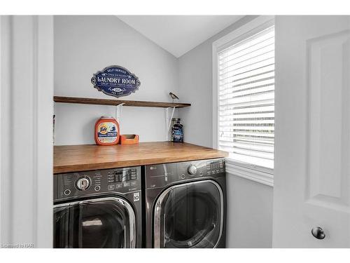 2722 Red Maple Avenue, Jordan, ON - Indoor Photo Showing Laundry Room