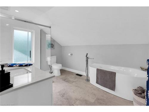 2722 Red Maple Avenue, Jordan, ON - Indoor Photo Showing Bathroom