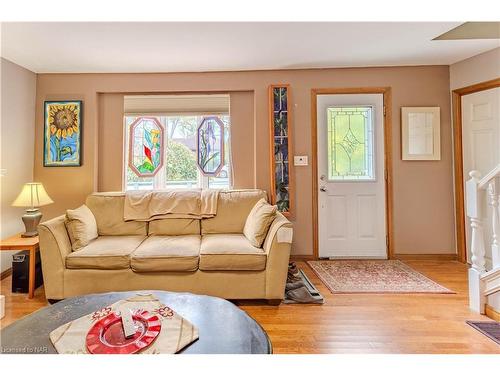 206 Elmwood Avenue Avenue, Crystal Beach, ON - Indoor Photo Showing Living Room