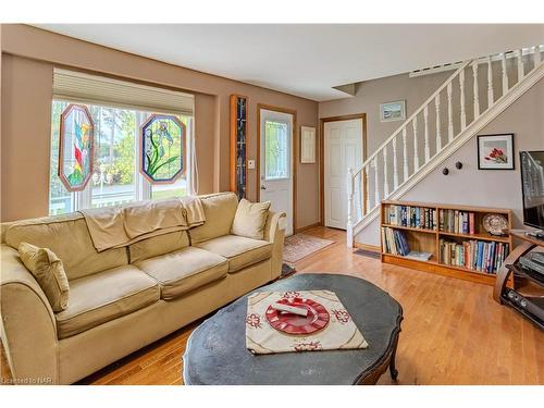 206 Elmwood Avenue Avenue, Crystal Beach, ON - Indoor Photo Showing Living Room