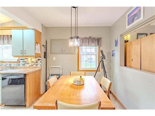 206 Elmwood Avenue Avenue, Crystal Beach, ON - Indoor Photo Showing Dining Room