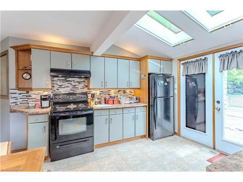 206 Elmwood Avenue Avenue, Crystal Beach, ON - Indoor Photo Showing Kitchen