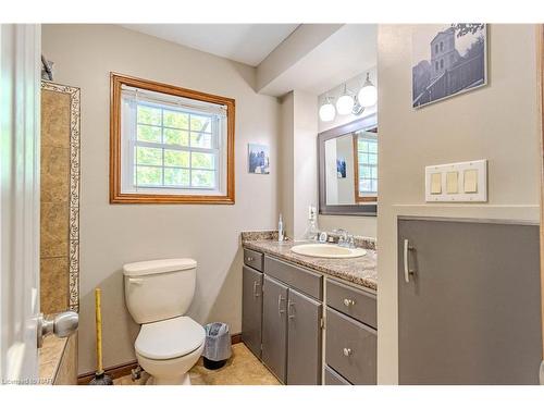 206 Elmwood Avenue Avenue, Crystal Beach, ON - Indoor Photo Showing Bathroom