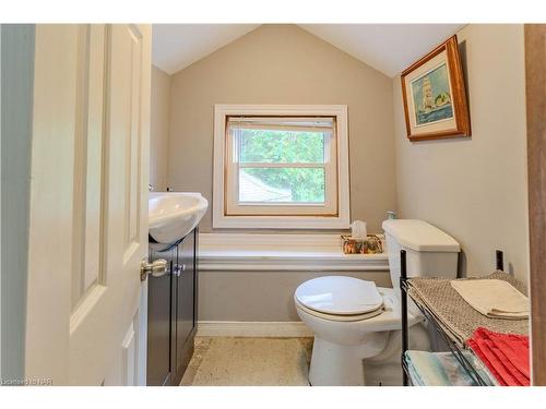 206 Elmwood Avenue Avenue, Crystal Beach, ON - Indoor Photo Showing Bathroom