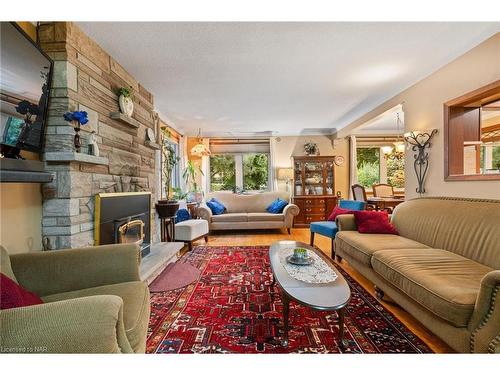 8 St Louis Place, St. Catharines, ON - Indoor Photo Showing Living Room