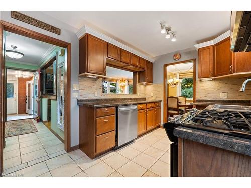 8 St Louis Place, St. Catharines, ON - Indoor Photo Showing Kitchen