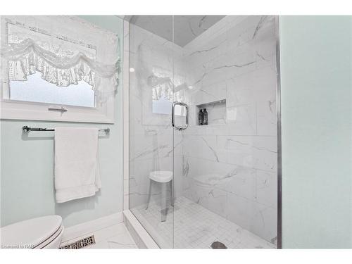 8 St Louis Place, St. Catharines, ON - Indoor Photo Showing Bathroom