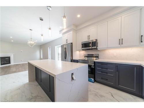 1 Alicia Crescent, Thorold, ON - Indoor Photo Showing Kitchen With Upgraded Kitchen