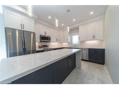 1 Alicia Crescent, Thorold, ON - Indoor Photo Showing Kitchen With Upgraded Kitchen