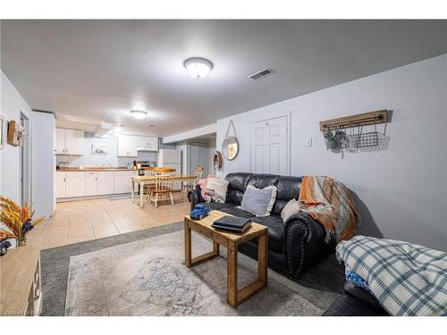 92 Warner Road, Niagara-On-The-Lake, ON - Indoor Photo Showing Living Room