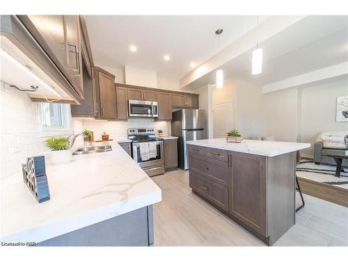 5 Alicia Crescent, Thorold, ON - Indoor Photo Showing Kitchen With Double Sink