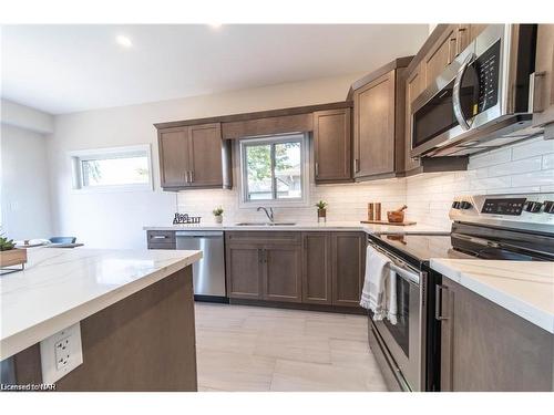 5 Alicia Crescent, Thorold, ON - Indoor Photo Showing Kitchen With Upgraded Kitchen