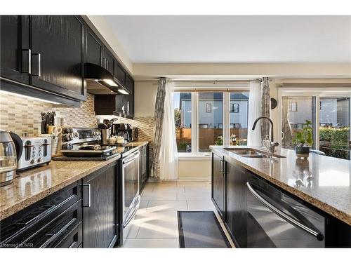 8096 Blue Ash Lane, Niagara Falls, ON - Indoor Photo Showing Kitchen With Double Sink With Upgraded Kitchen