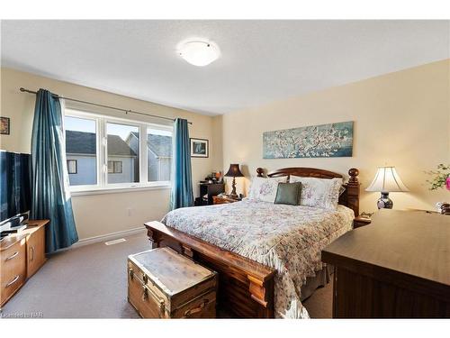 8096 Blue Ash Lane, Niagara Falls, ON - Indoor Photo Showing Bedroom