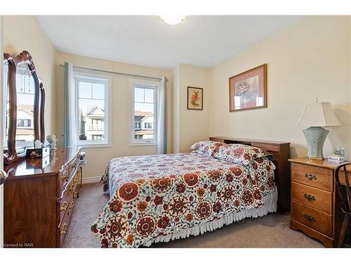 8096 Blue Ash Lane, Niagara Falls, ON - Indoor Photo Showing Bedroom