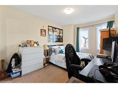 8096 Blue Ash Lane, Niagara Falls, ON - Indoor Photo Showing Bedroom