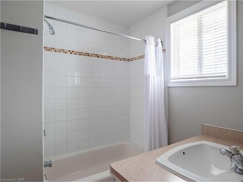 9 Churchill Street, St. Catharines, ON - Indoor Photo Showing Bathroom