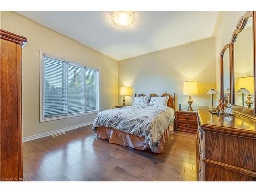 2362 Walker Court, Niagara Falls, ON - Indoor Photo Showing Bedroom