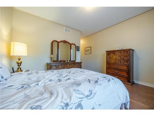 2362 Walker Court, Niagara Falls, ON - Indoor Photo Showing Bedroom