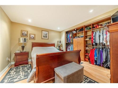 2362 Walker Court, Niagara Falls, ON - Indoor Photo Showing Bedroom