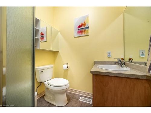 2362 Walker Court, Niagara Falls, ON - Indoor Photo Showing Bathroom