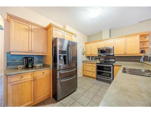 2362 Walker Court, Niagara Falls, ON - Indoor Photo Showing Kitchen With Double Sink