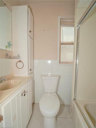 247 Russell Avenue, St. Catharines, ON - Indoor Photo Showing Bathroom