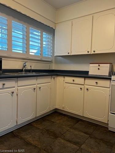 48 Mcdonald Avenue, Thorold, ON - Indoor Photo Showing Kitchen With Double Sink