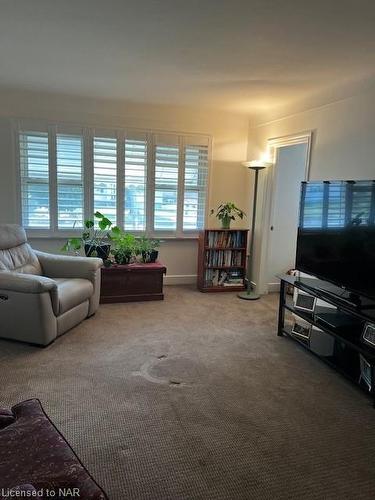 48 Mcdonald Avenue, Thorold, ON - Indoor Photo Showing Living Room