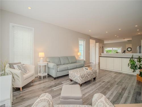 42.5 Canal Street, St. Catharines, ON - Indoor Photo Showing Living Room