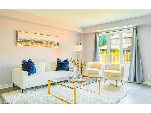 138 Winterberry Boulevard, Thorold, ON - Indoor Photo Showing Living Room