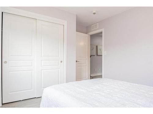 138 Winterberry Boulevard, Thorold, ON - Indoor Photo Showing Bedroom