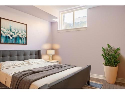 138 Winterberry Boulevard, Thorold, ON - Indoor Photo Showing Bedroom