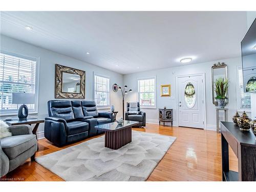 1239 Pelham Street, Fonthill, ON - Indoor Photo Showing Living Room