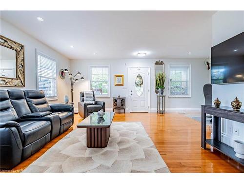 1239 Pelham Street, Fonthill, ON - Indoor Photo Showing Living Room