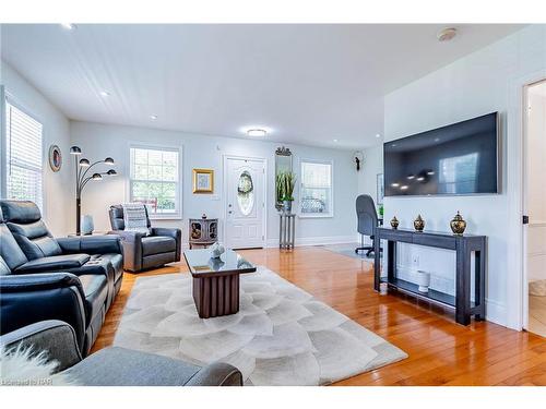 1239 Pelham Street, Fonthill, ON - Indoor Photo Showing Living Room