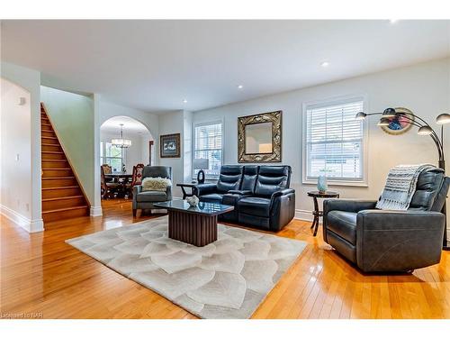 1239 Pelham Street, Fonthill, ON - Indoor Photo Showing Living Room