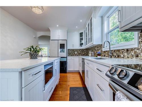 1239 Pelham Street, Fonthill, ON - Indoor Photo Showing Kitchen With Upgraded Kitchen