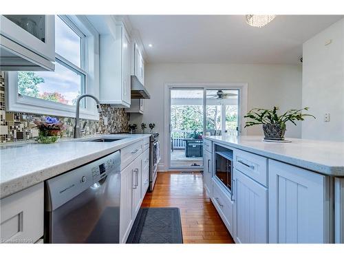 1239 Pelham Street, Fonthill, ON - Indoor Photo Showing Kitchen