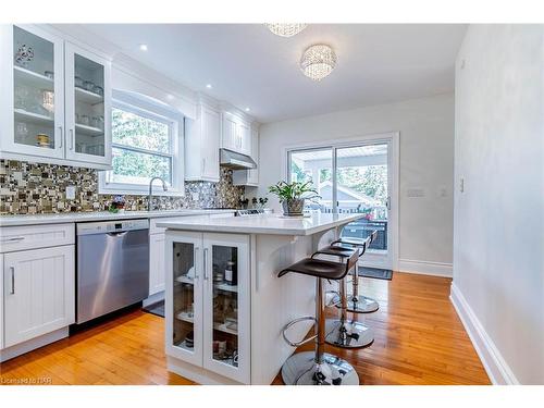 1239 Pelham Street, Fonthill, ON - Indoor Photo Showing Kitchen With Upgraded Kitchen