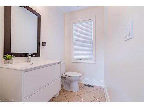 1239 Pelham Street, Fonthill, ON - Indoor Photo Showing Bathroom