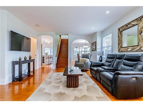 1239 Pelham Street, Fonthill, ON - Indoor Photo Showing Living Room