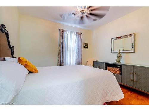 1239 Pelham Street, Fonthill, ON - Indoor Photo Showing Bedroom